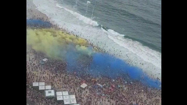 Torcedores do Boca Juniors fazem festa na praia de Copacabana; vídeo