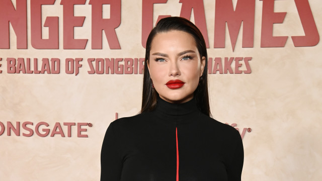 Adriana Lima vai a evento e é criticada por aparência; modelo reage