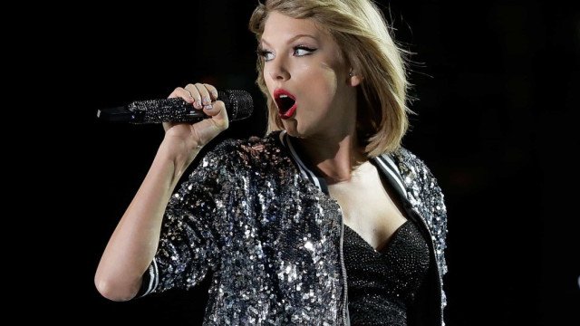 Taylor Swift tem escolta da polícia ao voltar para hotel de luxo após adiar show