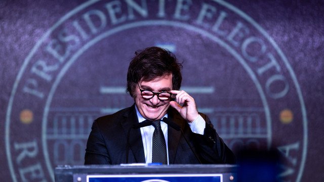 Milei reitera plano de privatizar petroleira YPF; ADR da empresa argentina dispara em NY
