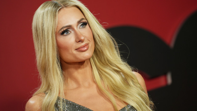 Surpresa! Paris Hilton revela que foi mãe pela segunda vez