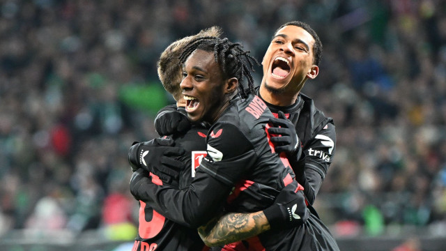 Bayer Leverkusen atropela Werder Bremen e reassume a liderança do Alemão; Dortmund vence