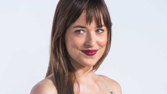 Dakota Johnson diz que dorme facilmente 14 horas seguidas