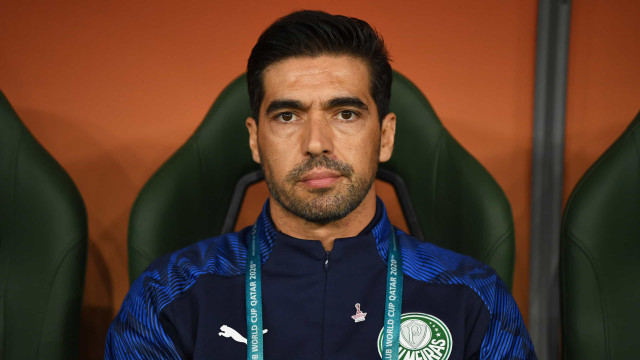 Abel chega a Portugal e reforça contrato com Palmeiras: ‘coisa certa’