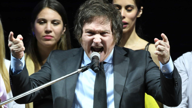 Milei desvaloriza peso, suspende obras públicas e corta subsídios na Argentina