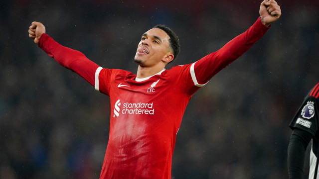 Liverpool faz dois gols no fim e derrota Fulham no Inglês; João Pedro marca, mas Chelsea vence