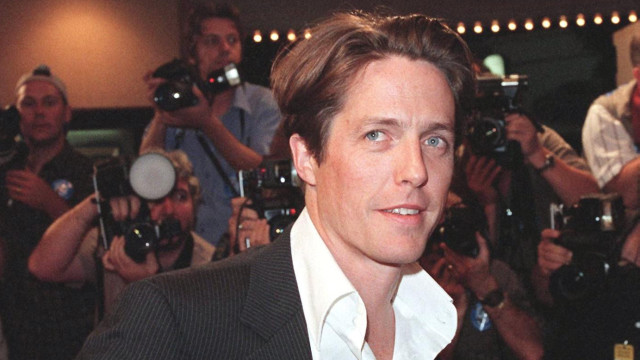 Hugh Grant diz que está "velho, gordo e feio" para comédias românticas