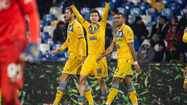 Napoli dá vexame, perde do Frosinone pela primeira vez e cai nas oitavas da Copa da Itália