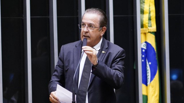 Por emendas, relator do Orçamento propõe cortar R$ 17 bilhões do PAC