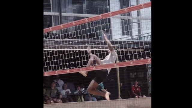 Endrick dá show de acrobacias na praia e as pernas dão que falar