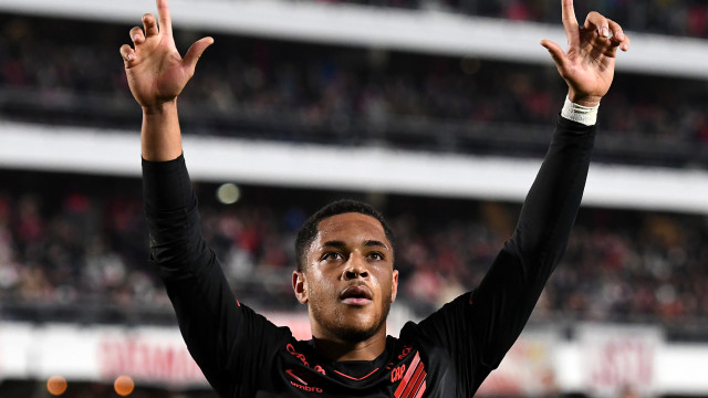 Barcelona anuncia a chegada do brasileiro Vitor Roque como presente de Natal à torcida