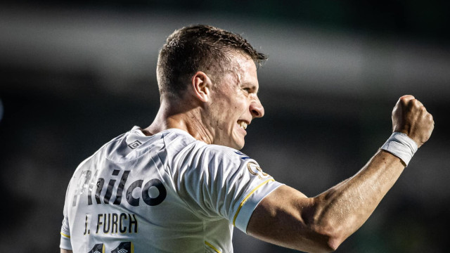 Furch aceita reduzir salário e permanece no Santos para 2024