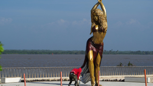 Shakira ganha escultura de mais de seis metros na Colômbia