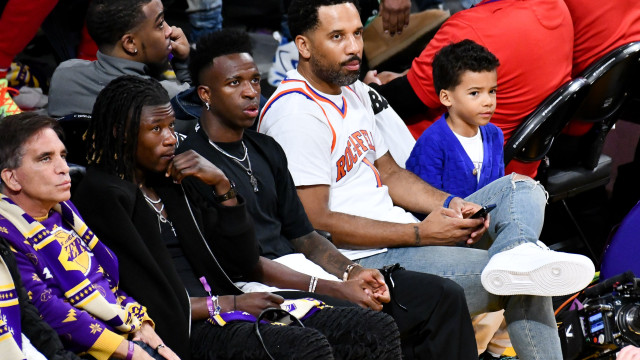 Com Vini Jr. na arquibancada, Bucks vencem Nets pela NBA em Nova York