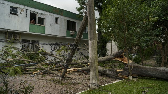 Tempestade no RS deixa um morto e 1,1 milhões de pessoas ‘às escuras’