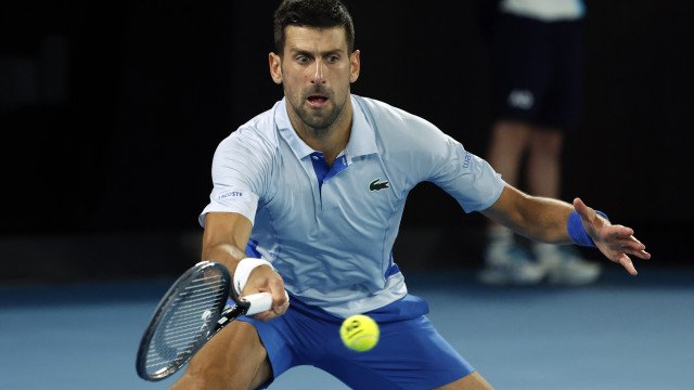 Djokovic nas ‘quartas’ e Tsitsipas afastado do Open da Austrália