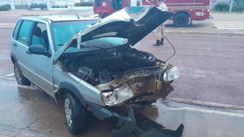 Bombeiros controlam incêndio após carro se envolver em acidente em Guarantã do Norte