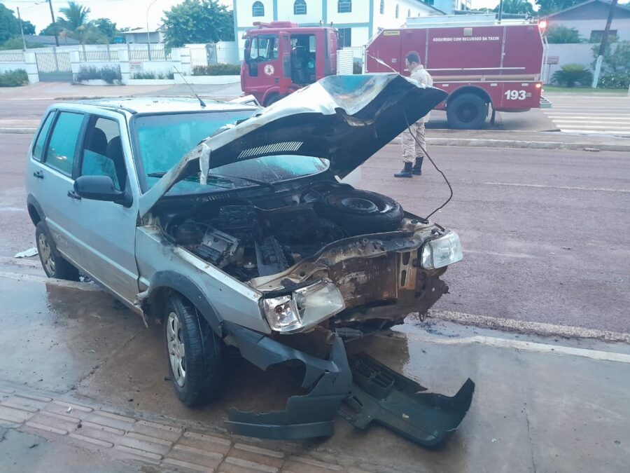 Bombeiros controlam incêndio após carro se envolver em acidente em Guarantã do Norte