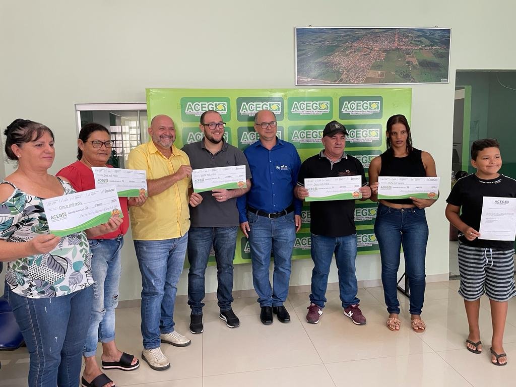 Entrega dos prêmios aos sorteados da promoção Natal Feliz ACEG
