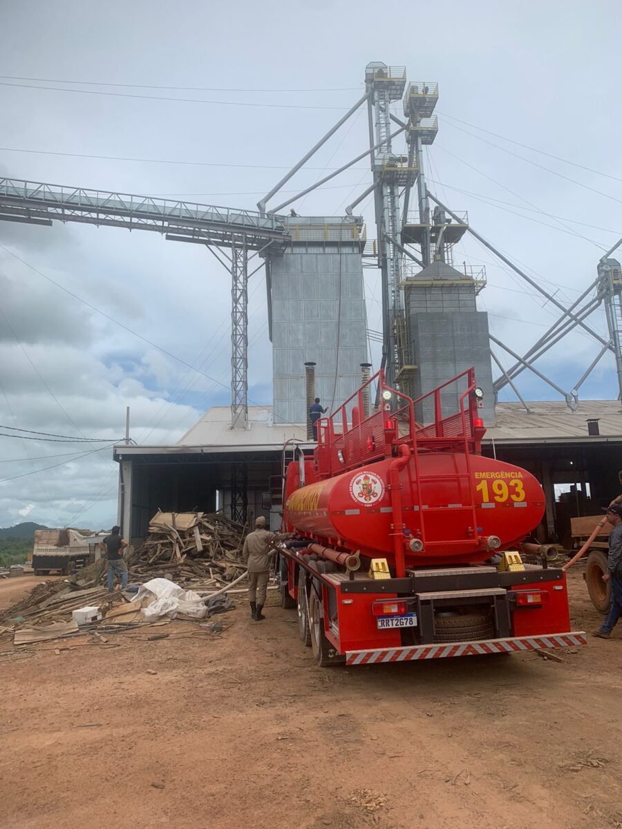 Corpo de Bombeiros contém chamas em secador de grãos em Matupá