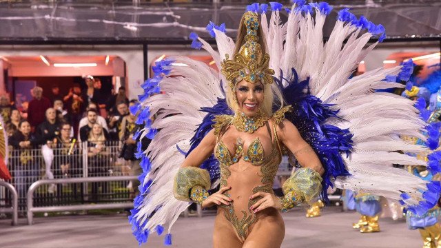 Tati Minerato, rainha de bateria, diz que poucos acreditam que ela tem samba no pé