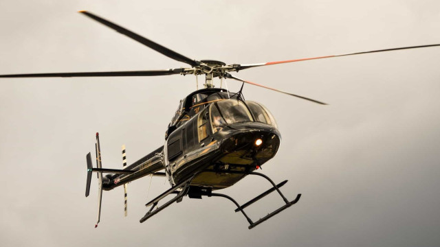 Helicóptero com 4 passageiros cai em lago no interior de MG