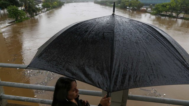 Chuva deixa dois desaparecidos, alaga ruas e inunda hospital no Rio