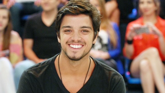 Rodrigo Simas diz ter demorado a entender que era bi e que temeu pelo fim da carreira