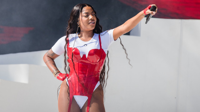 Ludmilla desvia de fã invasor durante show e vira meme