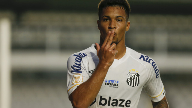 Presidente do Santos diz que Benfica formalizou oferta por Marcos Leonardo