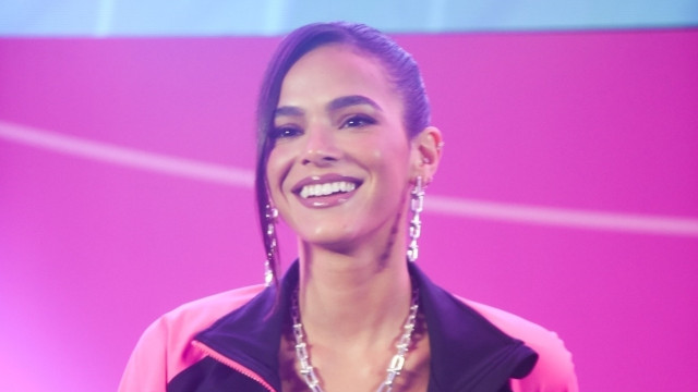 Bruna Marquezine vira cidadã italiana e exibe passaporte aos fãs