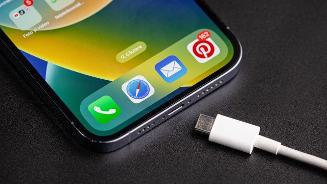 Carregador de celular pega fogo e incendeia quarto de casa no Tocantins