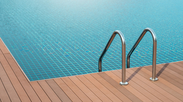 Adolescente morre após se enroscar em escada de piscina em prédio em SP