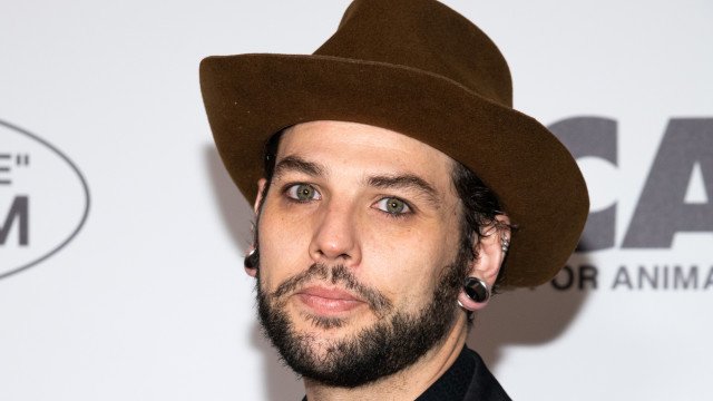 Filho de Priscilla Presley, Navarone Garcia fala sobre vício