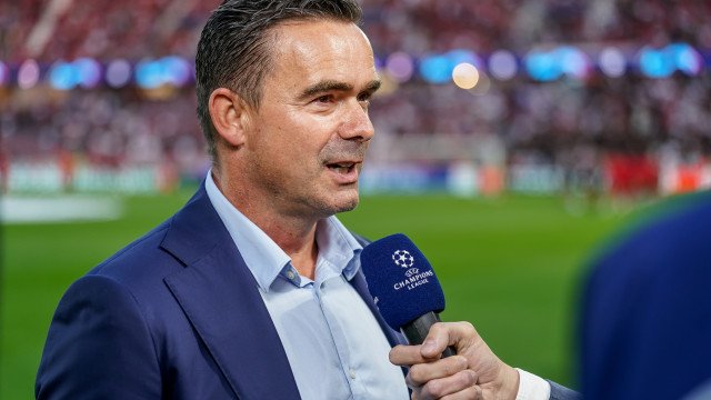 Ex-jogador da seleção holandesa é suspenso em nível mundial por mensagens de teor sexual