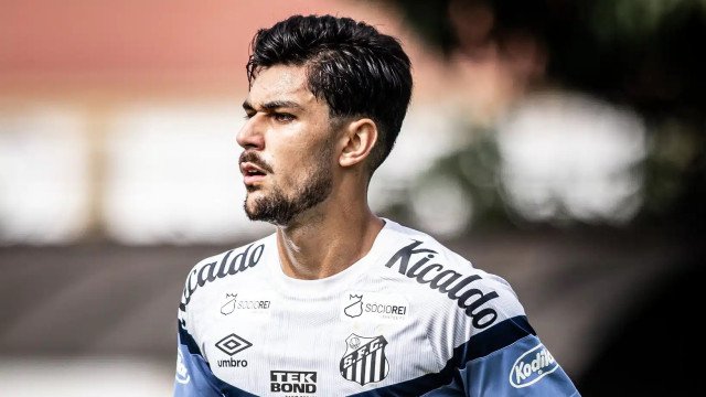 João Basso aceita redução de salário e Santos confirma permanência do zagueiro