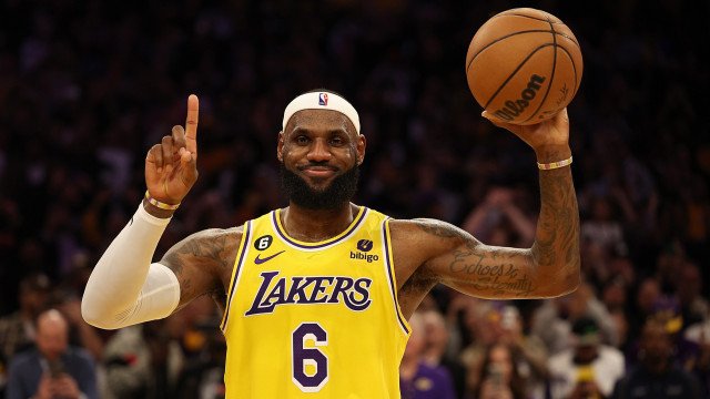 Aos 39 anos, LeBron James bate recordes em vitória dramática dos Lakers sobre Warriors na NBA