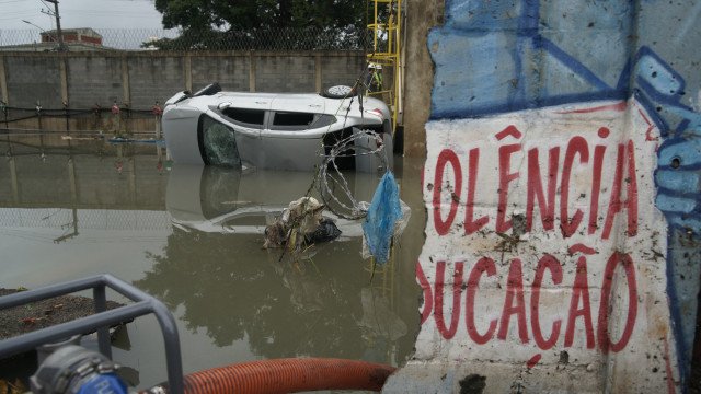 Forte chuva alaga ruas e deixa 4 mortos no Rio