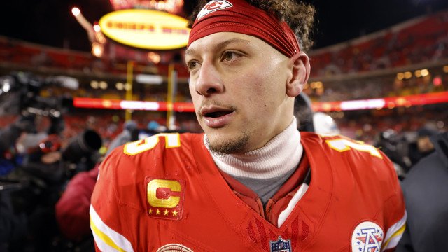 Capacete de astro da NFL racha após forte pancada em adversário