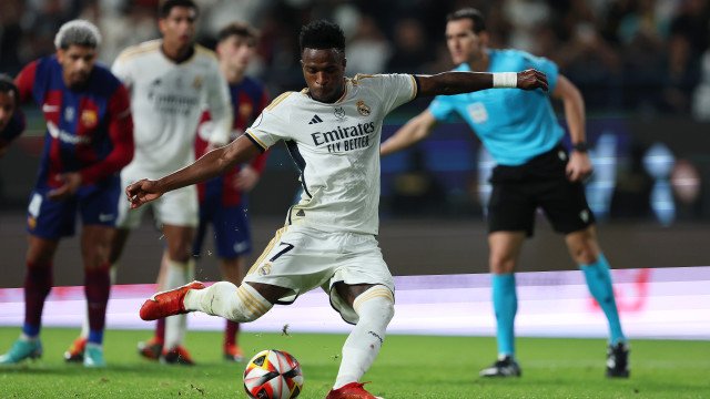 Vini Jr. faz 3 gols, causa uma expulsão e destrói o Barça em título do Real