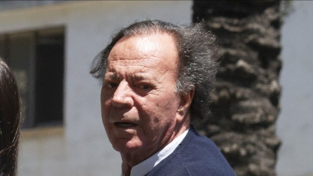 Julio Iglesias é detido em aeroporto por conteúdo suspeito na bagagem