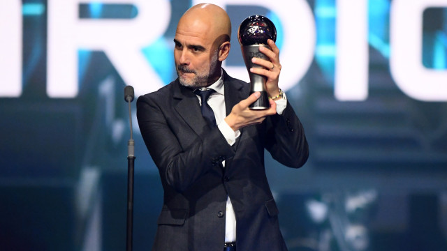 Guardiola é eleito o melhor treinador do ano e solta palavrão: "F***"!