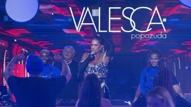 Valesca Popozuda senta e obriga Rodriguinho a se levantar em festa no ‘BBB 24’