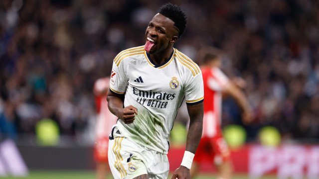 Real vence o Almería nos acréscimos em jogo com decisões polêmicas do VAR
