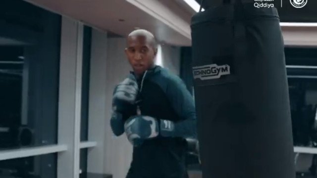 Jogadores do Al Nassr trocam bola de futebol pelas luvas de boxe; assista