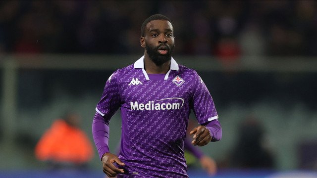 Jogador do Fiorentina ‘interrompe’ treino com golaço acrobático