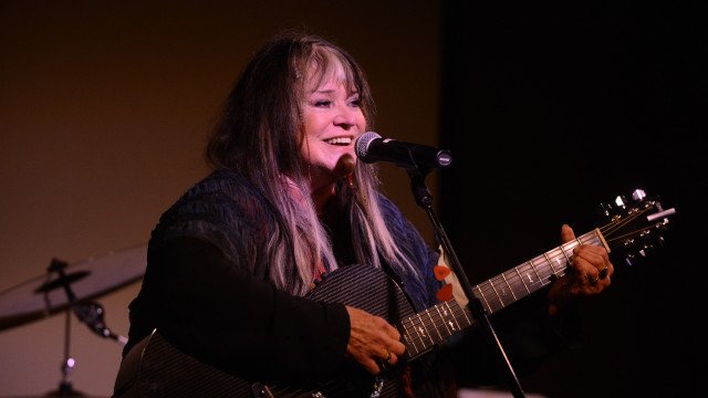 Morre Melanie Safka, símbolo da geração de Woodstock, aos 76 anos