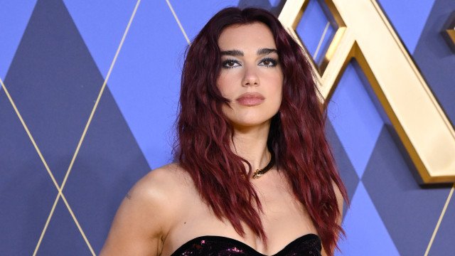 O look deslumbrante de Dua Lipa com um colar de mais de 500 mil reais