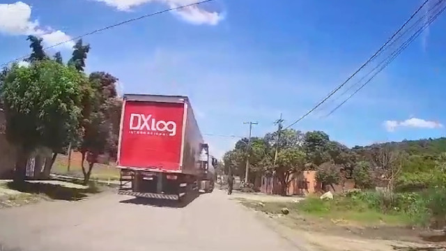 Ciclista é atropelado por caminhão e sai ileso do acidente; veja
