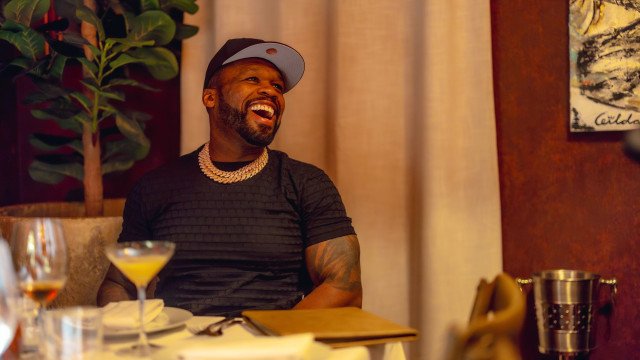 Fã processa 50 Cent após ele arremessar microfone em sua cabeça durante show